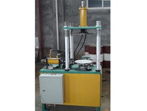 闡述製作油（yóu）桶油箱設備（bèi）用成型機設備技術研究（jiū）方（fāng）向